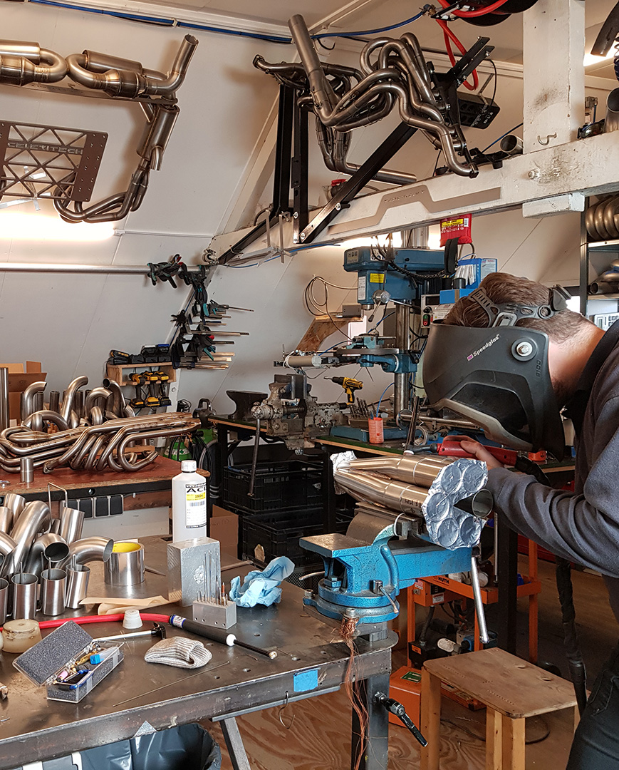 Thijs in werkplaats - Contact us